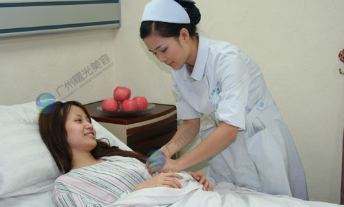 护士小姐热情照顾