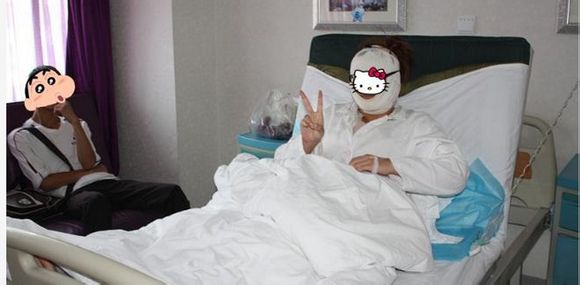 这是偶在医院的时候，带着头套，因为我做的下巴的吸脂嘛，旁边的是偶男朋友，哈哈。。。。我带着眼镜哦.