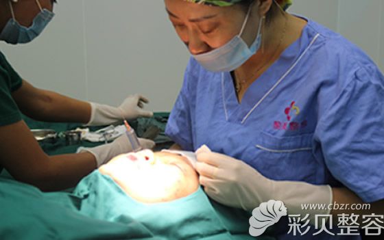 新疆黎美阎晓丽正在进行眼鼻整形手术