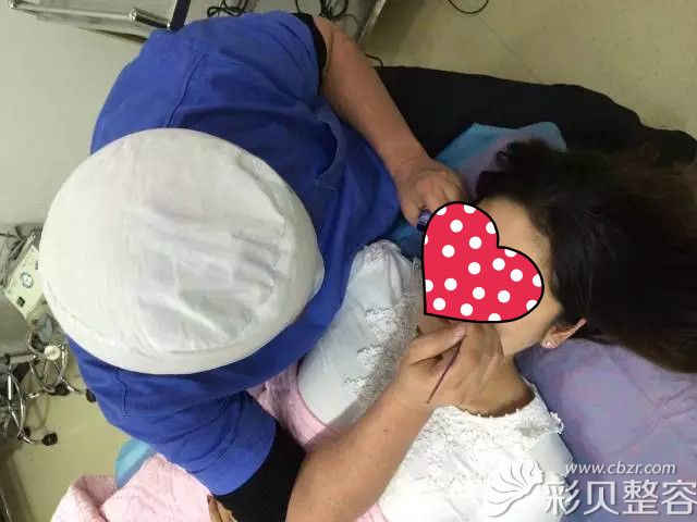 深圳格美医疗美容技术院长黄印资为顾客进行五官塑形手术