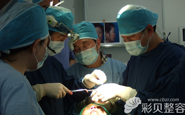 深圳格美医疗美容整形科主任石思银工作中的样子