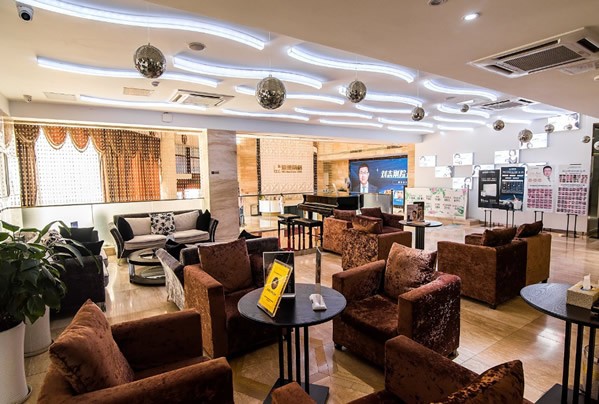 大连爱德丽格医疗美容门诊部二楼休息区