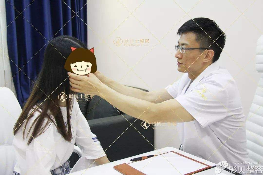 长沙脸博士整形葛志鑫医生正在给顾客设计隆鼻方案