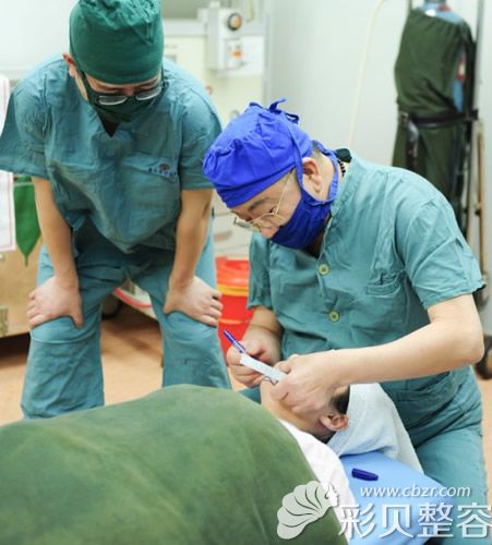 深圳富华医院院长曹孟君为顾客进行面部精雕手术