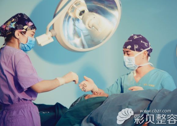 黄海滨医生正在进行币鼻综合隆鼻手术