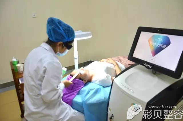 工作中的何林香医生