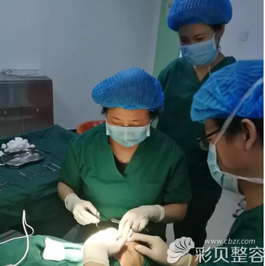 王超凡医生正在做眼综合手术