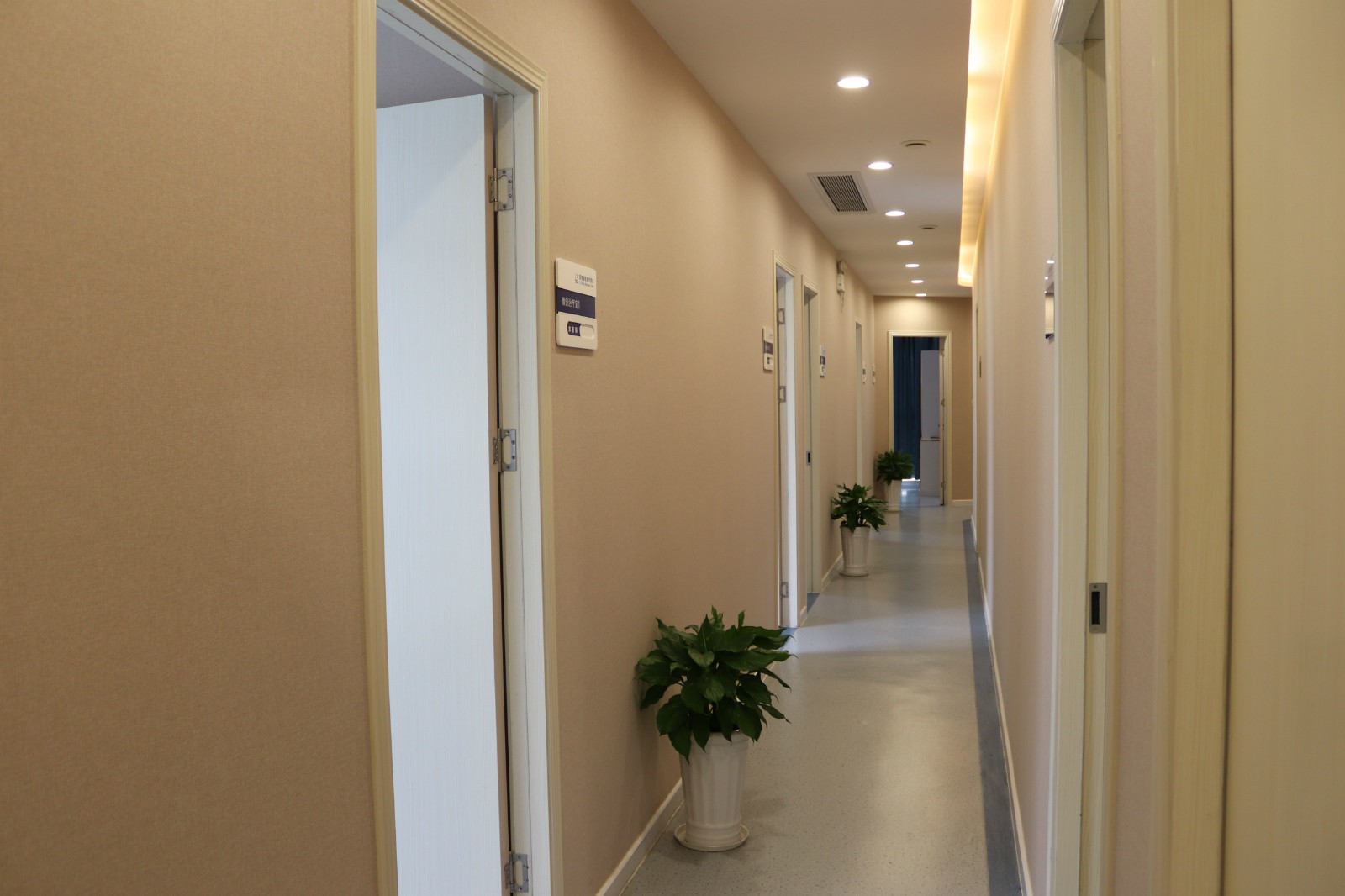 重庆郑荃丽格医疗美容门诊部走廊