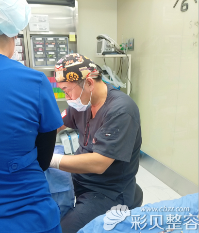 韩国艾恩金承俊院长自体脂肪丰胸手术中