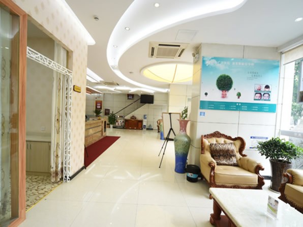 江西广济医院整形美容中心一楼休息区