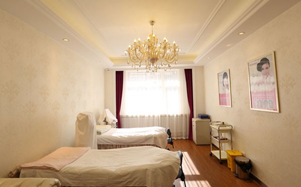 鞍山齐敏整形美容医院激光美肤室