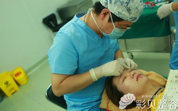 北京斯嘉丽宋磊院长正在做眼部手术
