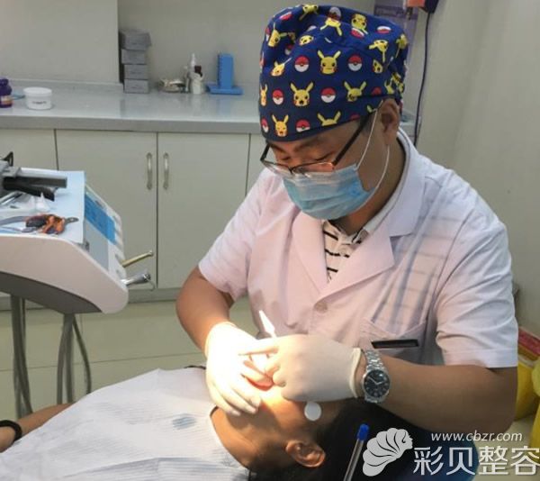 北京牙管家口腔刘海涛医生正在看牙