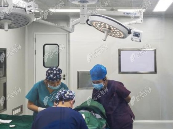 北京领医高泽博和医生正在做手术
