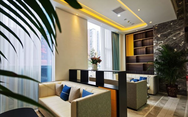 恩施美年华整形外科医院大厅沙发区