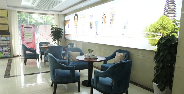 常州金铂利口腔门诊部休息区