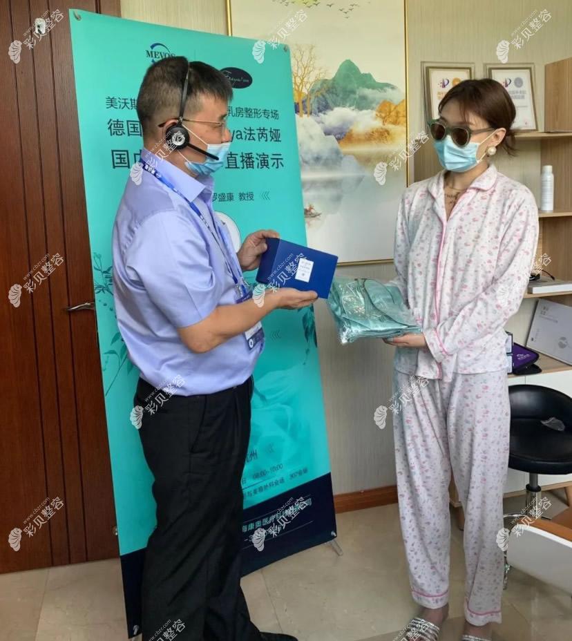 康奥·中国总经理张曙光先生为手术模特送上Freya法芮娅私人订制配套系列产品