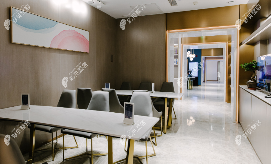 黑龙江瑞丽医疗美容医院一楼休息区