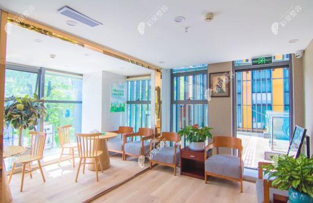 贵阳塔尖医疗美容医院大厅休息区