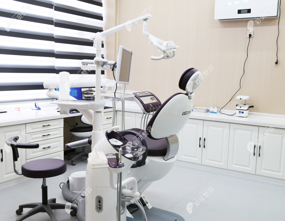 呼和浩特知牙口腔门诊部特色项目是种植牙、正畸和全瓷冠修复